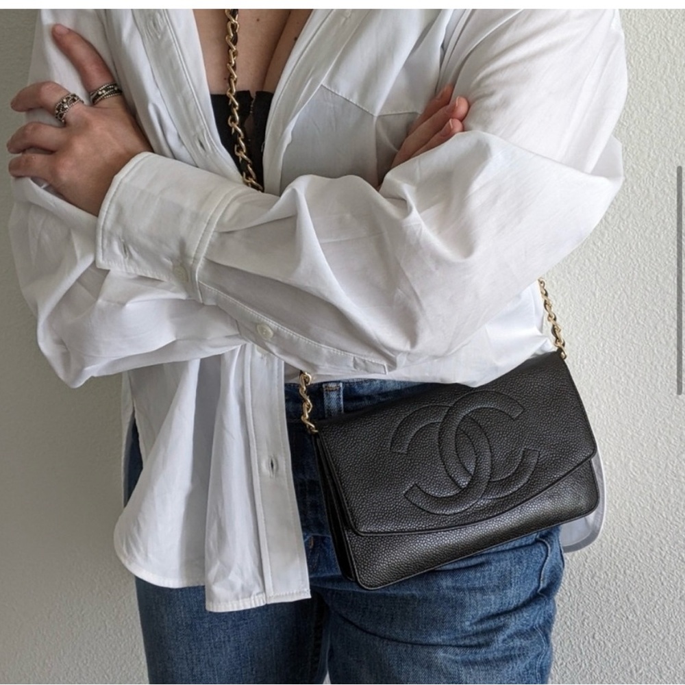 CHANEL Textured Black Crossbody Bag with Gold Chain - Picture 2 of 15
